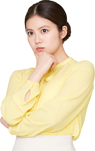顎に手を置き考える女性